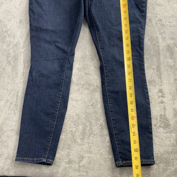 Signature Gold Levi Strauss Jeans Womens 33 Totally Shaping Pull On Skinny Denim - Picture 4 of 15